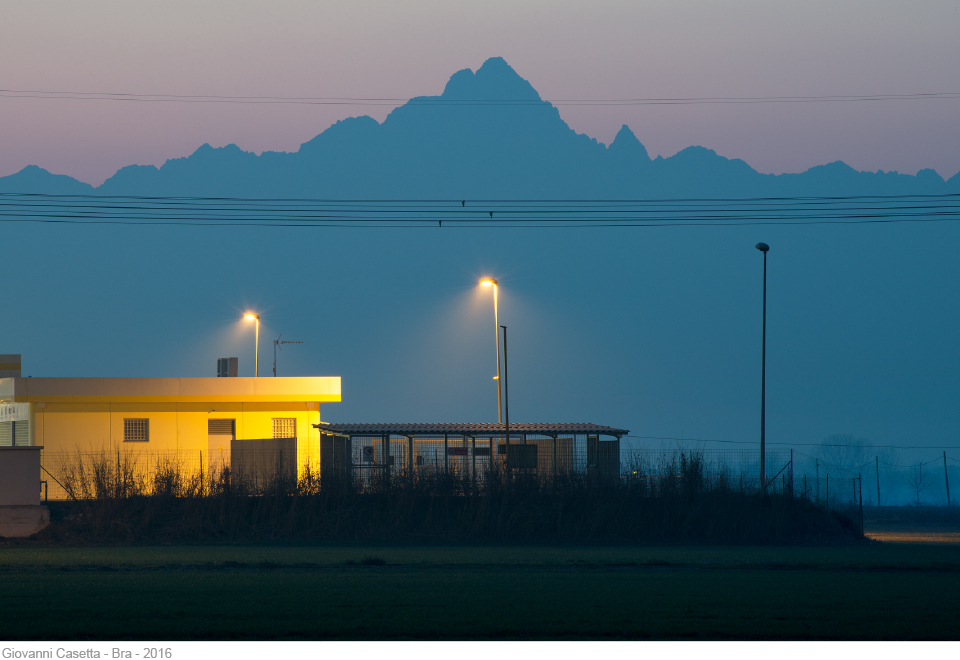 Fotografia industriale con sfondo Monviso, Bra