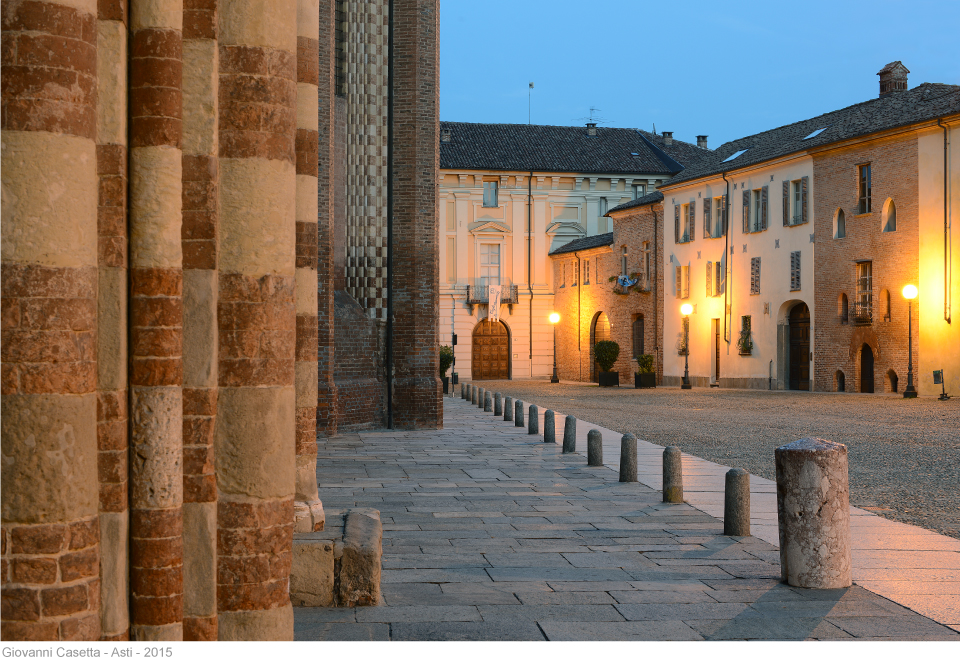 Asti piazza Cattedrale di notte